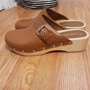 L'intervalle tan leather clogs
